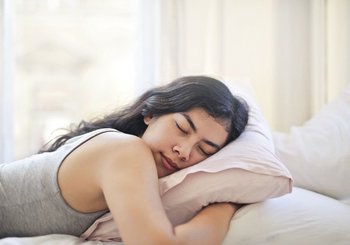 ¿Escuchar música antes de dormir puede ayudarnos a descansar mejor?