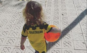 Uno de los hijos de Griezmann ya se paseó con su nueva adquisición, la camiseta de Peñarol