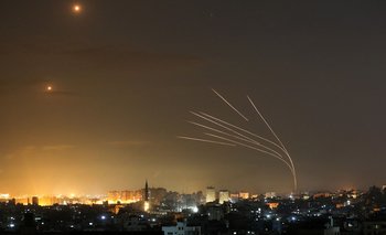 Una imagen muestra que se dispararon cohetes hacia Israel desde Beit Lahia, en el norte de la Franja de Gaza