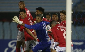 Ramiro Cristóbal de cabeza sacó la pelota de la línea contra Sao Paulo
