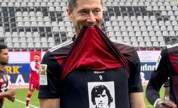 Robert Lewandowski en su festejo de gol, homenajeó a Gerd Müller, a quien le igualó el récord
