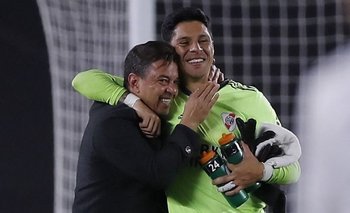 El abrazo final de Gallardo y Enzo Pérez