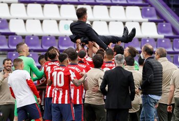 El Cholo Simeone por los aires en el festejo de los jugadores del Atlético