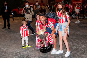 Luis Suárez celebra junto a sus hijos el título de LaLiga de España con Atlético de Madrid