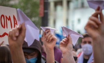 Marcha apoyando al periodista Bielorruso, elevando aviones de papel