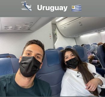 Rodrigo Bentancur y su compañera en el regreso a Uruguay tras la temporada 2020/21