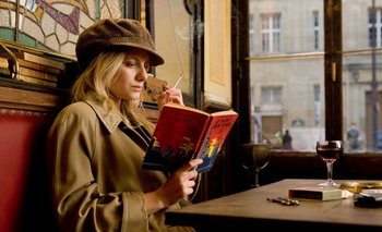 Mélanie Laurent leyendo en Bastardos sin gloria (2009)