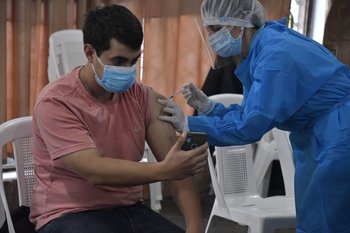 Una persona se vacuna en la primera edición de la campaña Pueblo a Pueblo, en Paso Carrasco