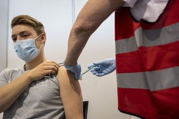 Un joven recibe la inyección contra el covid-19 de Pfizer en Alemania