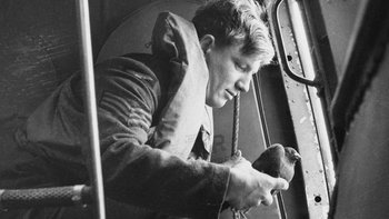Liberando paloma mensajera desde un avión, 1941. Las palomas mensajeras utilizadas por aviones británicos durante la interrupción de las comunicaciones por radio o durante los períodos 