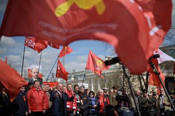 El líder del Partido Comunista Ruso, Gennady Zyuganov (C), y sus simpatizantes asisten al Primero de Mayo (Día del Trabajo) 