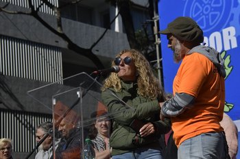 Andrea Colombo denunció el caso de su hija al subir al escenario durante el acto del 1° de mayo