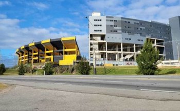 Los exteriores del Estadio Campeón del Siglo van tomando color amarillo y negro