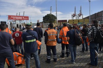 Foto de archivo. Trabajadores de Montecon participan de una asamblea, en el puerto de Montevideo