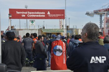 Trabajadores portuarios participan de una asamblea, en el puerto de Montevideo, ante el anuncio de despidos y rebaja salarial