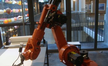 El robot KUKA transcribe la Biblia de forma autónoma.
