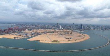 Las autoridades dicen que la ciudad que se está construyendo en la arena será rival de otros centros financieros como Dubái, Singapur o Hong Kong.