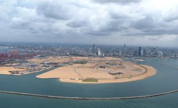 Las autoridades dicen que la ciudad que se está construyendo en la arena será rival de otros centros financieros como Dubái, Singapur o Hong Kong.