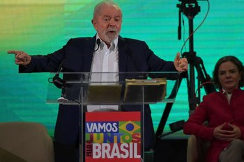 El expresidente brasileño Luiz Inácio Lula da Silva pronuncia un discurso durante el lanzamiento de su campaña.