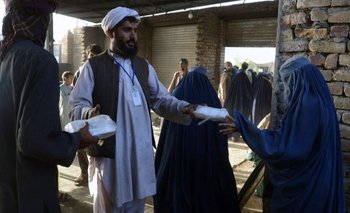 Mujeres en burkas recibiendo ayuda alimentaria en Kandahar el mes pasado.