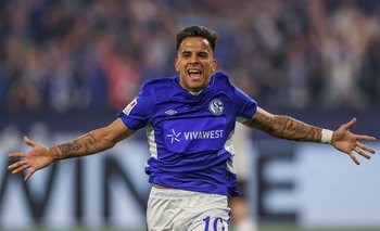 El uruguayo Rodrigo Zalazar celebra el gol de la victoria y el ascenso de Schalke 04 a la Bundesliga luego de una temporada