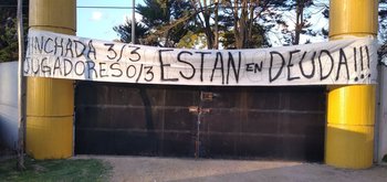 Una de las pancartas que se colocaron en Los Aromos por parte de algunos hinchas de Peñarol