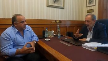 La primera entrevista es con el senador blanco, Jorge Gandini