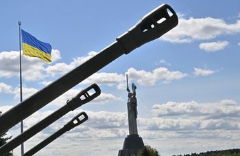 La bandera de Ucrania ondea al viento en el Monumento a la Madre Patria en Kiev; 9 de mayo de 2022