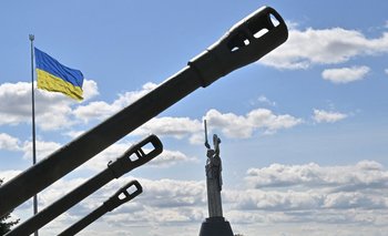 La bandera de Ucrania ondea al viento en el Monumento a la Madre Patria en Kiev; 9 de mayo de 2022