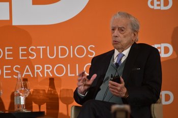 Mario Vargas Llosa llegó a Uruguay invitado por el Centro de Estudios de Desarrollo