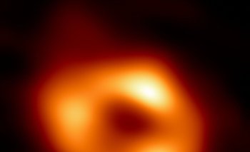 Esta imagen del folleto publicada por el Observatorio Europeo Austral (ESO) el 12 de mayo de 2022 muestra la primera imagen de Sagitario A*, el agujero negro supermasivo en el centro de nuestra propia galaxia, la Vía Láctea.