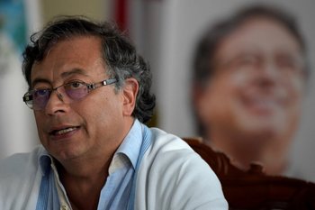 Gustavo Petro encabeza las encuestas en Colombia