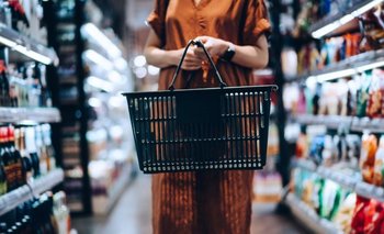 Una mujer hace compras en el supermercado.