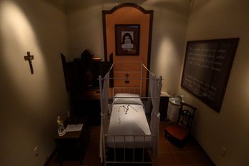 Vista del dormitorio de la monja católica y fundadora de la congregación de las Hermanas Capuchinas, Francisca Rubatto (1844-1904), ahora convertido en museo, en Montevideo 