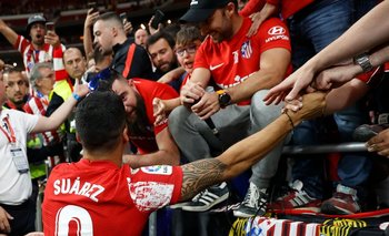 Suárez y los fans de Atlético en su despedida