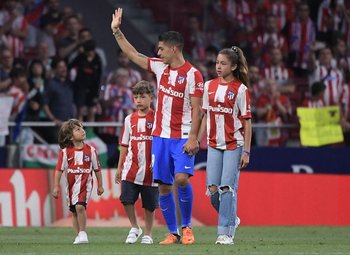 El saludo de Suárez junto a sus hijos, Lautaro, Benjamín y Delfina