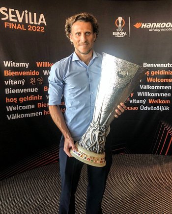 Forlán con le trofeo de la UEFA Europa League en Sevilla