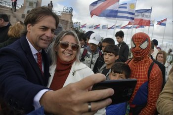 Spiderman aprovechó para sacarse una selfie con el presidente Luis Lacalle Pou