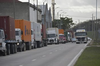 Camiones en los accesos al Puerto de Montevideo