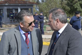 Yamandú Orsi, intendente de Canelones y Álvaro Delgado, secretario de Presidencia