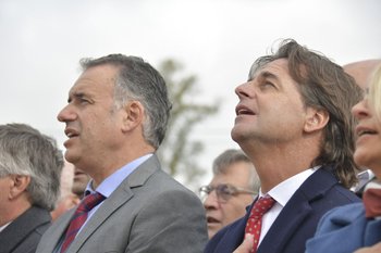 El intendente Yamandú Orsi y el presidente Luis Lacalle Pou en el acto por la batalla de Las Piedras