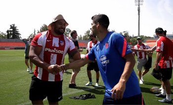 El saludo de Luis Suárez con una de las leyendas de Nueva Zelanda