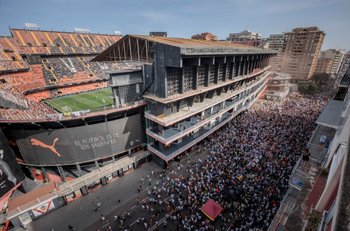 La manifestación de los hinchas de Valencia contra el dueño del club; muchísima más hinchas afuera que dentro de Mestalla