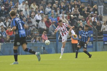 Alan Medina de Liverpool pelea un balón ante River Plate