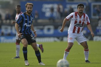 Hernán Figueredo de Liverpol ante Gonzalo Castro de River Plate