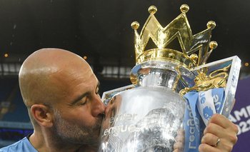 Guardiola y el beso al trofeo de la Premier