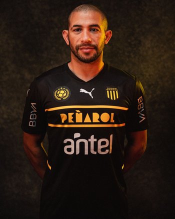 Peñarol presentó su nueva camiseta de alternativa llamada "Gloria" con Walter Gargano