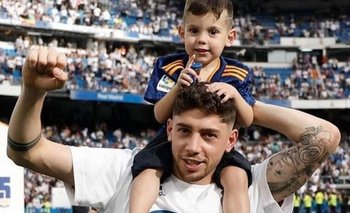 Federico Valverde festejando con su hijo Benicio, la última liga ganada, su segunda en España con Real Madrid