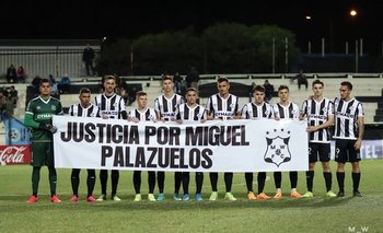 El plantel de Montevideo Wanderers pidiendo justicia por Miguel Palazuelos
