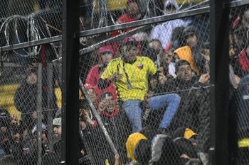 Los incidentes entre hinchas de Peñarol y Colón fueron graves